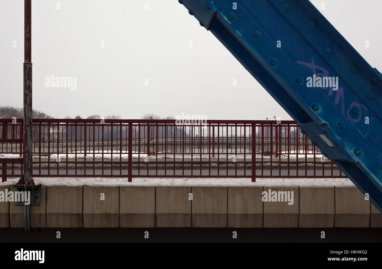 Abstract view sur deux ponts, les détails de construction de premier pont et lonely walker vu entre les barres de clôture sur le deuxième pont. Banque D'Images