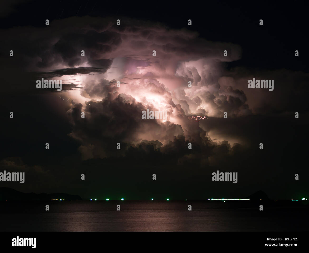 Pour la plupart, nuageux avec un orage à l'intérieur sur la mer Banque D'Images