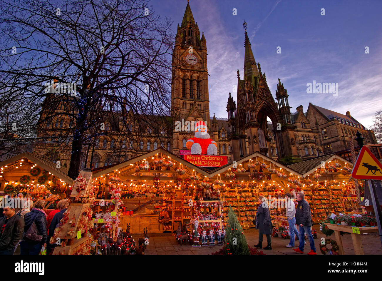 Marché de Noël de Manchester et de la mairie à l'Albert Square, le centre-ville de Manchester, Greater Manchester. L'Angleterre. UK Banque D'Images