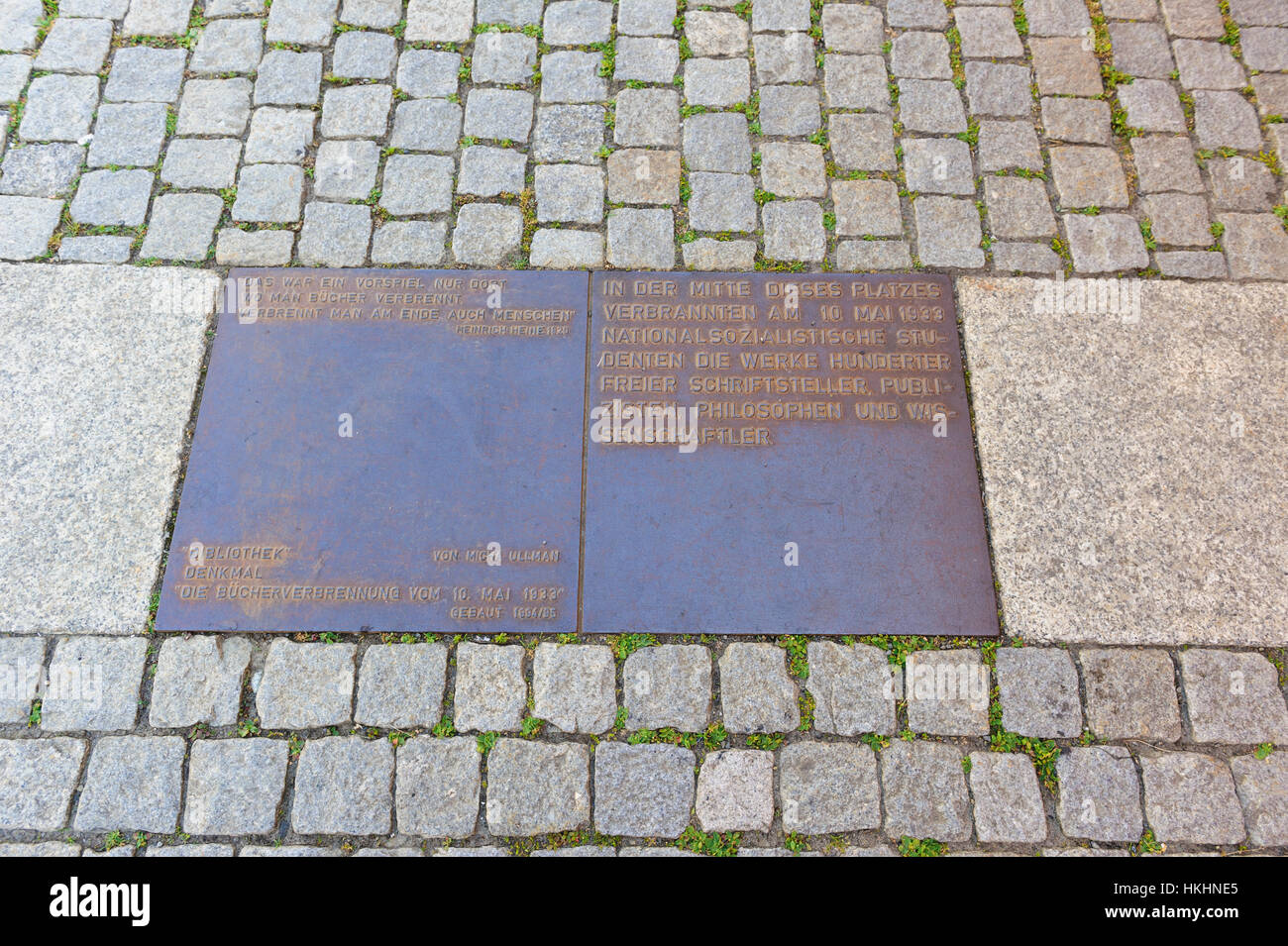 Une plaque de bronze sur le trottoir pour commémorer l 'extérieur' de l'Université Humboldt à Bebelplatz, Berlin, Allemagne. Banque D'Images