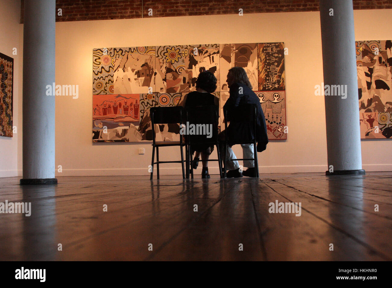 L'homme et de la femme dans l'art gallery Banque D'Images
