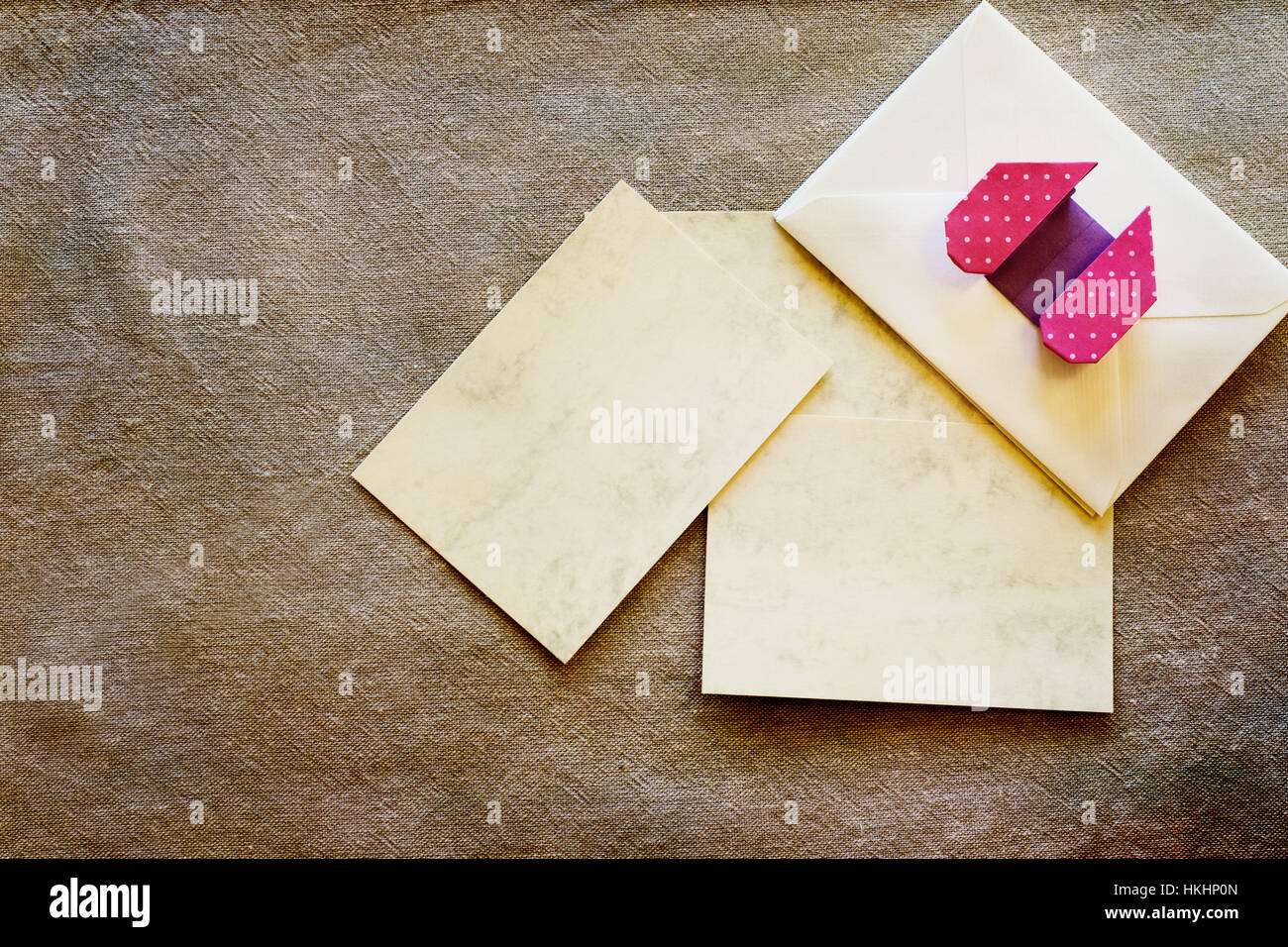 Carte de voeux vierge, enveloppe et papier rouge origami plié coeur fait  main. Mise à plat, les frais généraux et la composition de l'espace de  copie Photo Stock - Alamy