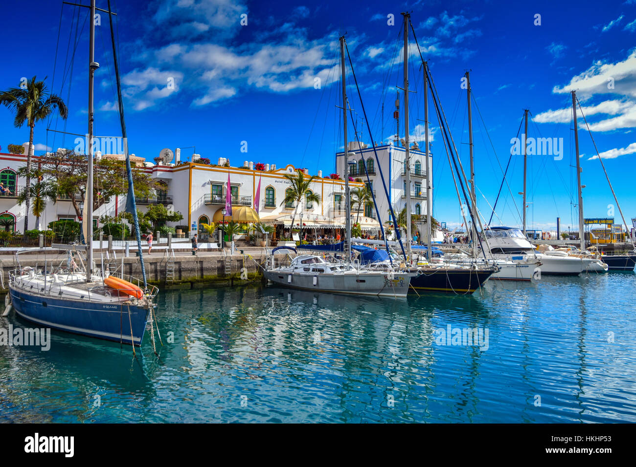Yachts amarrés à l'ancre dans le port de Puerto de Mogan harbour Gran Canaria, Espagne Banque D'Images