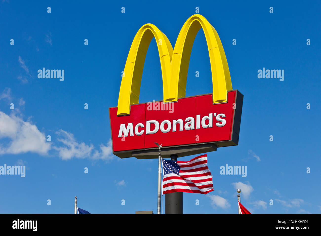 Indianapolis - Circa Mars 2016 : McDonald's Restaurant Sign avec le drapeau américain. McDonald's est une chaîne de restaurants de hamburgers III Banque D'Images