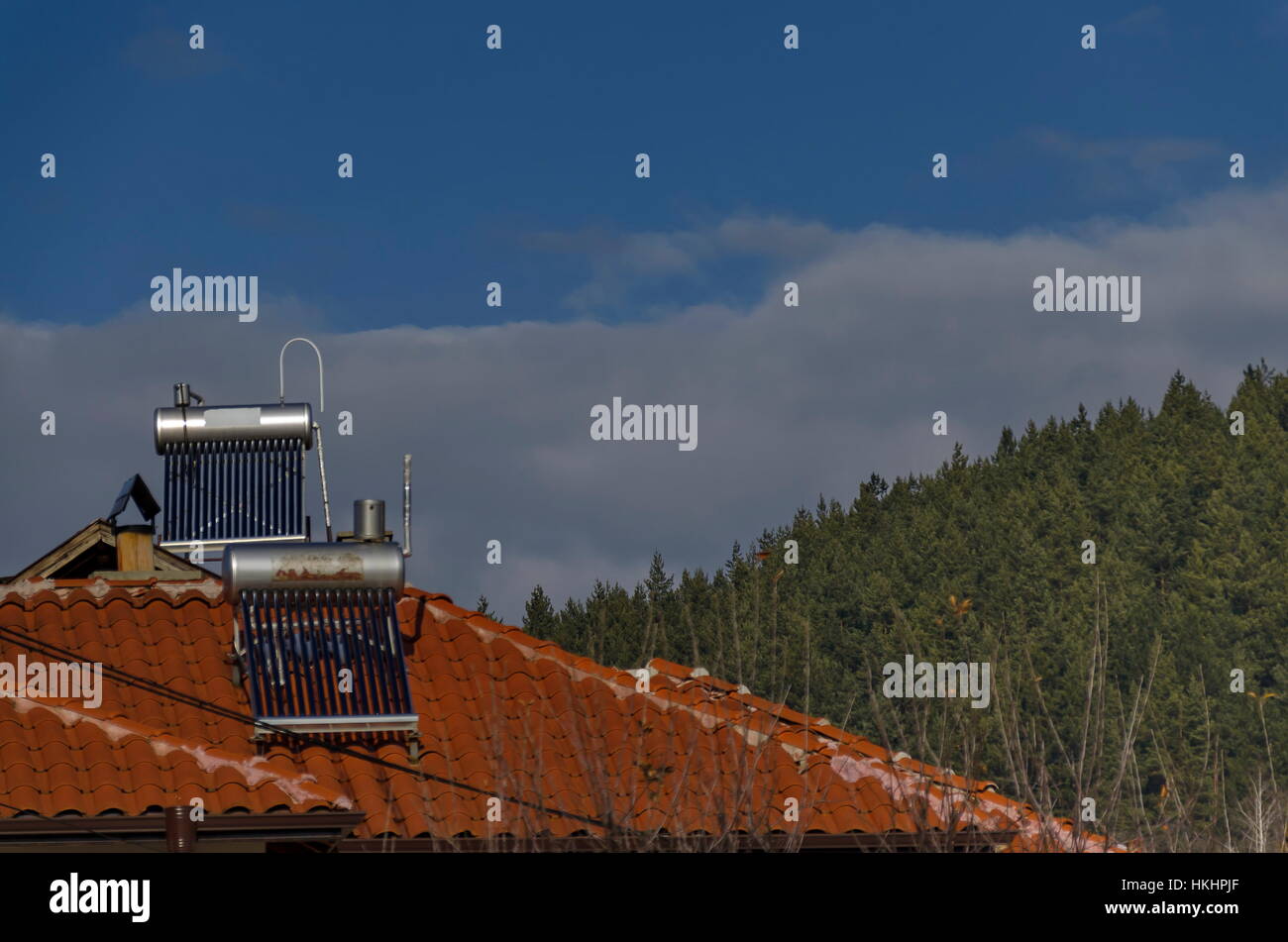 Maison avec des panneaux solaires sur le toit pour le chauffage de l'eau dans le village d'hiver, la Bulgarie Pasarel Banque D'Images