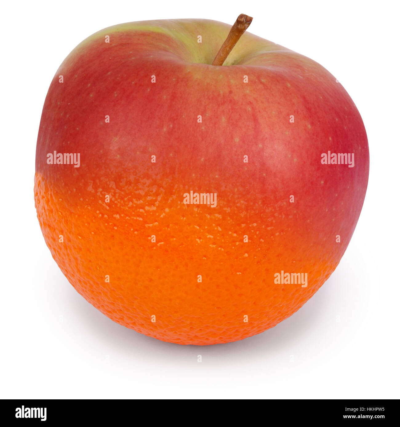 Une orange et Apple réunis en un seul morceau de fruit sur le blanc. Banque D'Images