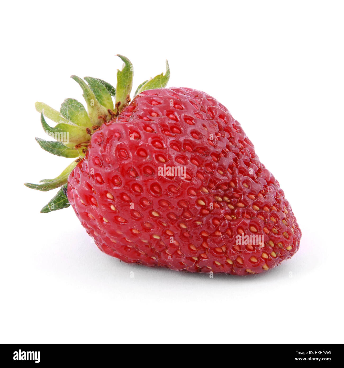 Une délicieuse fraise isolé sur blanc. Cette photo a une netteté et beaucoup de profondeur et de détails. Banque D'Images