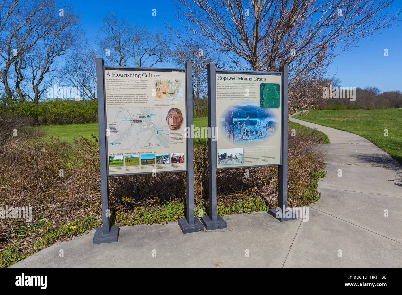 Panneau d'interprétation sur le groupe de chiens de Hopewell, maintenant conservé comme un parc historique national de Hopewell Mounds, Banque D'Images