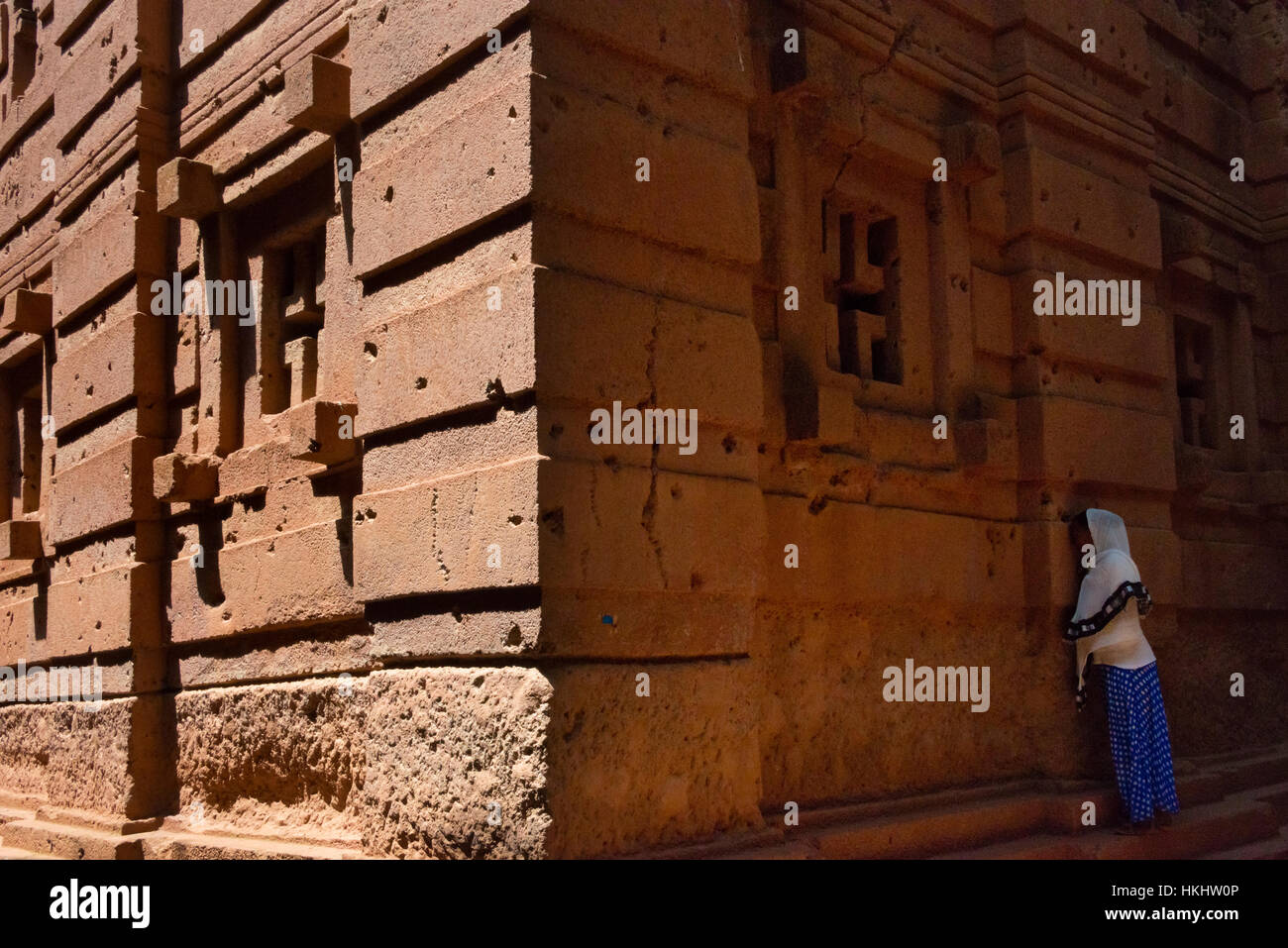 Femme par Biete Amanuel (Maison de l'Emmanuel), une des églises rupestres rock à Lalibela (site du patrimoine mondial de l'UNESCO), de l'Éthiopie Banque D'Images