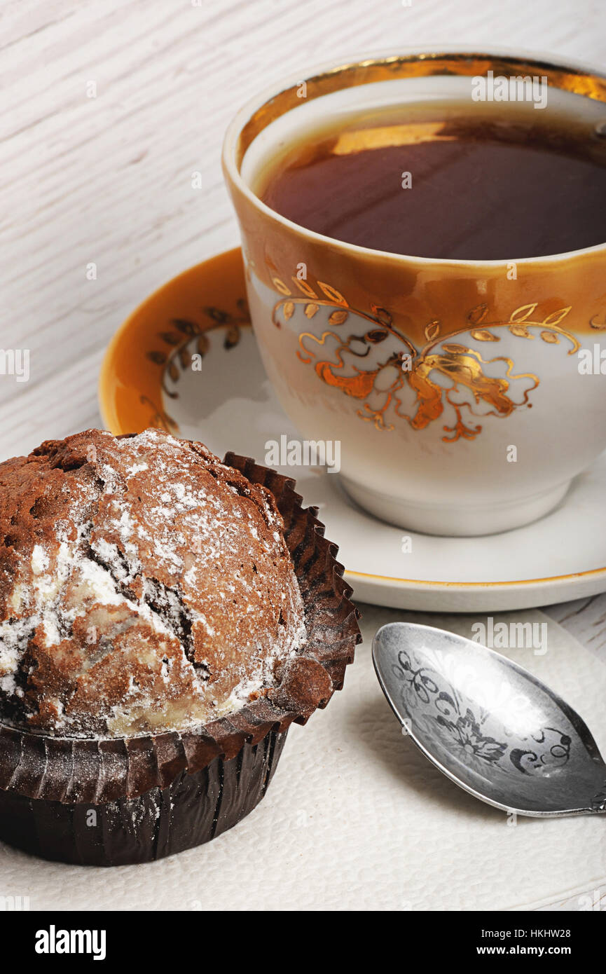 Avec cupcake vintage tasse de thé sur la table en bois Banque D'Images