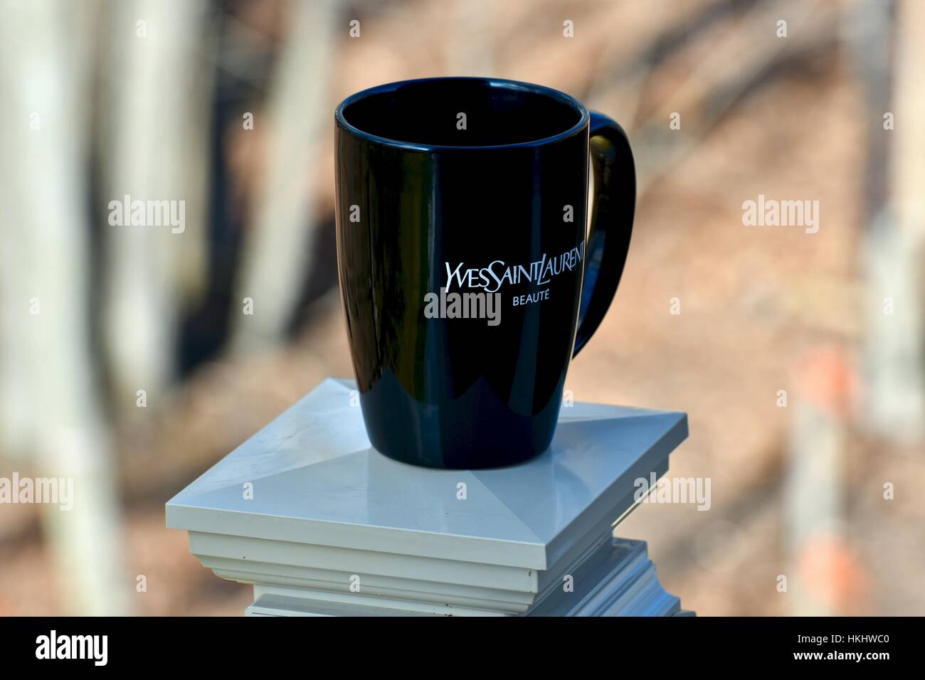 Une tasse de café noir représentant la marque Yves Saint Laurent Photo  Stock - Alamy
