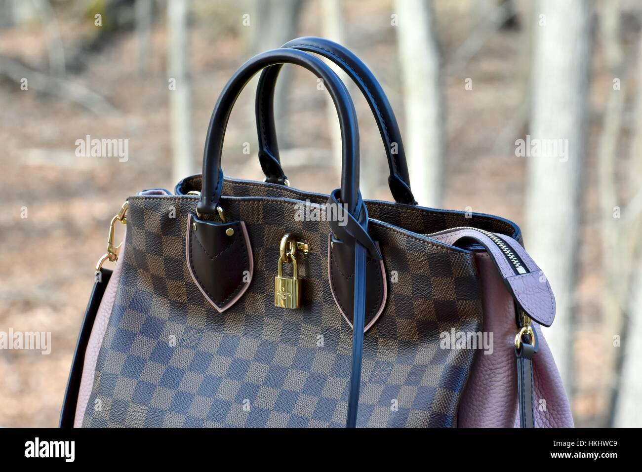 Createur De Mode Connu Pour Ses Sacs Lv Sac à main lv Banque de photographies et d'images à haute résolution - Alamy