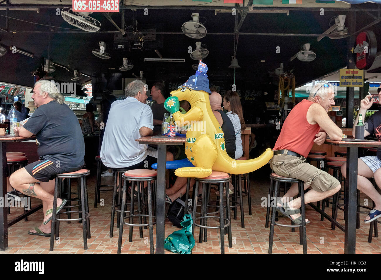 Bar à bière fréquenté par les touristes et les habitants australiens avec un coup de kangourou publicité. Thaïlande Asie du Sud-est Banque D'Images
