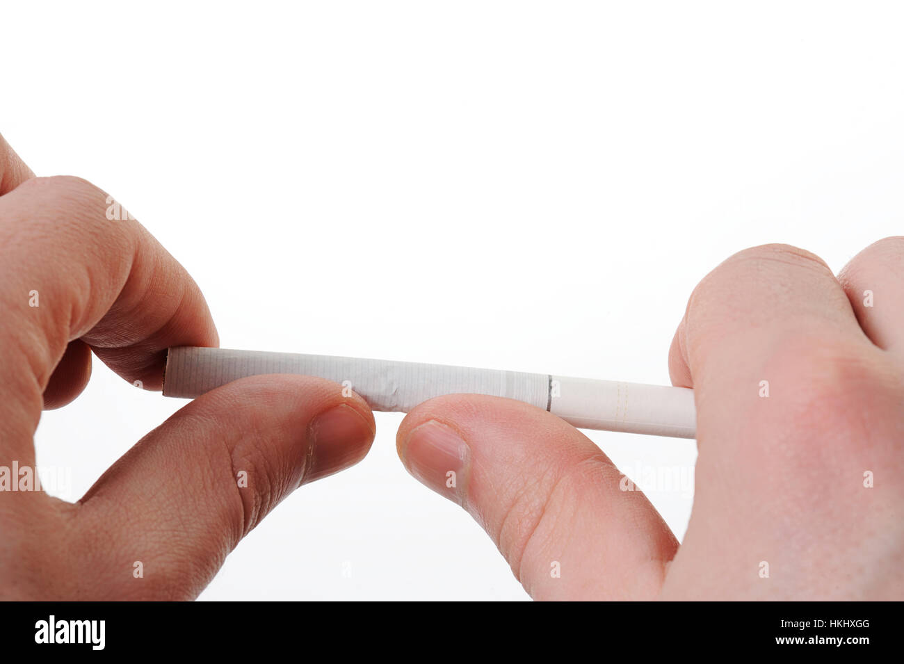 Essayez de rompre avec la cigarette mains isolated on white Banque D'Images