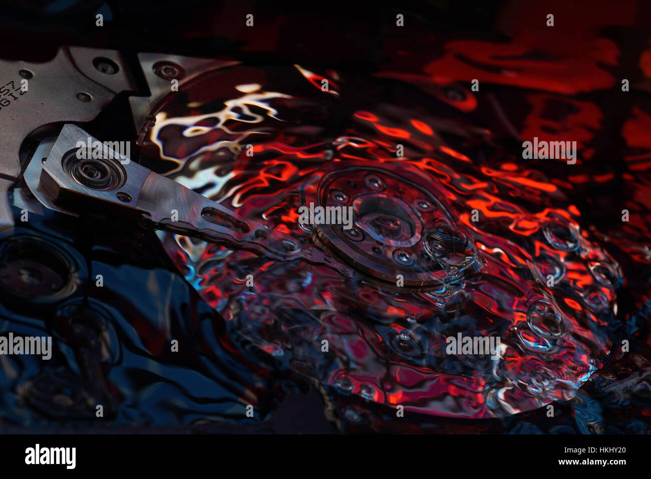 Disque dur de l'ordinateur ouvert en studio avec bulles et rouge foncé et bleu de la réflexion, de l'association créative conceptuelle Banque D'Images