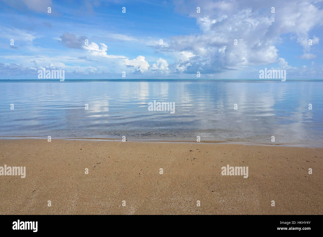 Seascape pacifiques d'horizon avec le sable de la plage en premier plan et la surface de l'eau était sur le Lagon de Huahine, l'île de l'océan Pacifique, Polynésie Française Banque D'Images