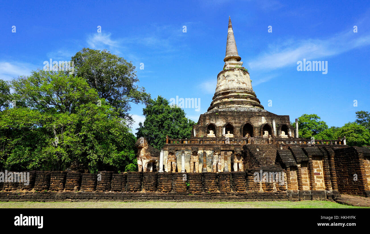 Parc historique Wat chang lom de la pagode du temple avec une clôture en patrimoine mondial de Sukhothai Banque D'Images