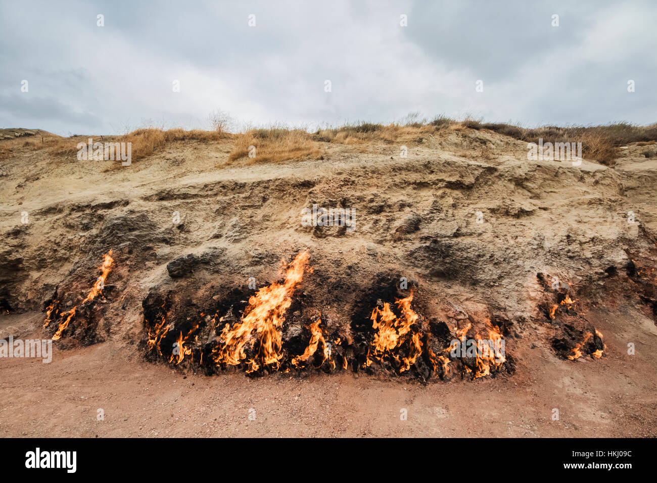 Le gaz naturel le feu qui flambe en continu sur une colline, Yanar Dag, péninsule Absheron Baku, Azerbaïdjan ; Banque D'Images Le gaz naturel le feu qui flambe en continu sur une colline, Yanar Dag, péninsule Absheron Baku, Azerbaïdjan ; Banque D'Images