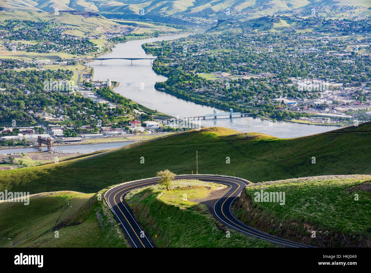 Une vue depuis le haut de la Spiral Highway en regardant de nouveau à seulement un des nombreux virages en épingle à cheveux, avec Lewiston Idaho sur la gauche et Clarkston, Washi... Banque D'Images