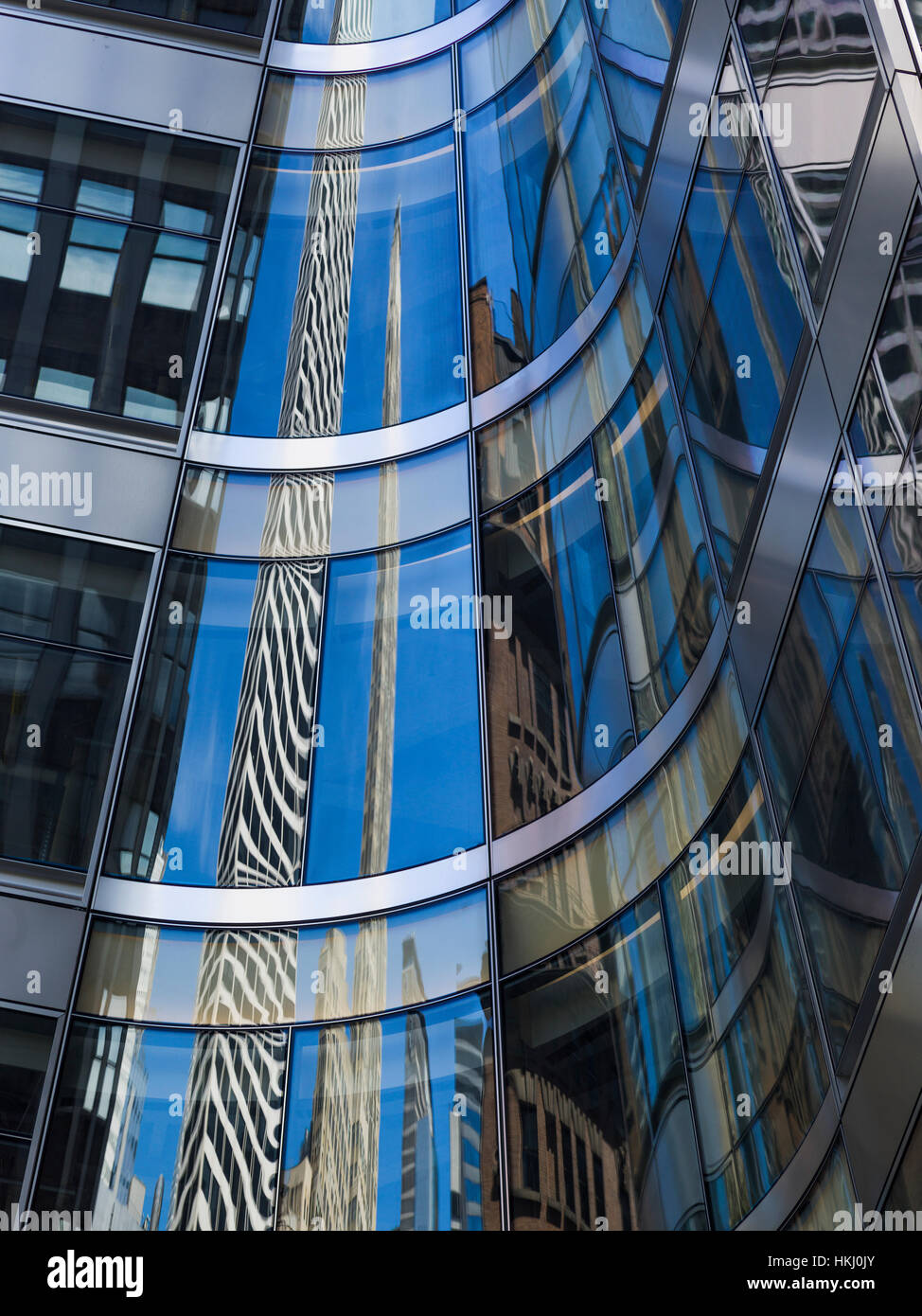 Le verre incurvé façade d'un bâtiment en raison de gratte-ciel ; New York City, New York, États-Unis d'Amérique Banque D'Images