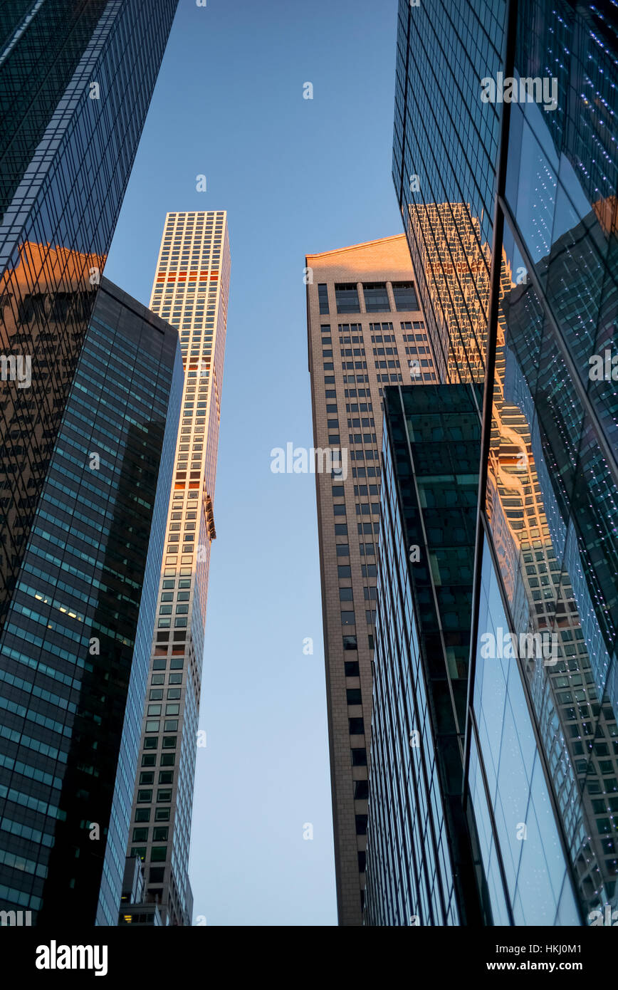 Gratte-ciel avec façade en verre reflétant d'autres bâtiments, et 432 Park Avenue, le plus haut bâtiment résidentiel Banque D'Images