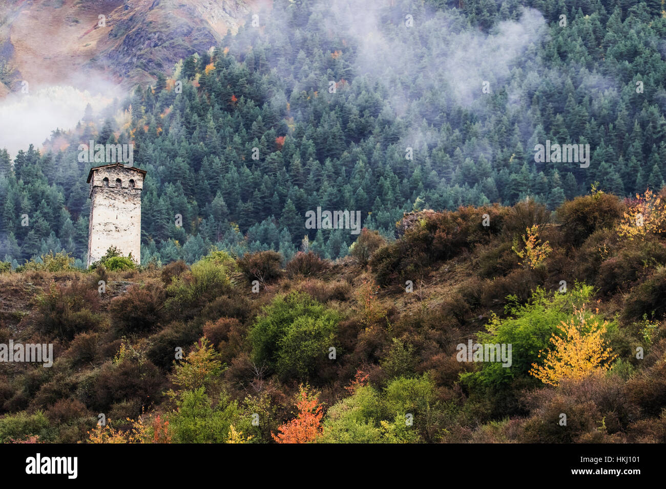 Village avec Svan towers entre Mestia et Ushguli en nuages bas, Haut Svaneti ; Samegrelo-Zemo Svaneti, Géorgie Banque D'Images Village avec Svan towers entre Mestia et Ushguli en nuages bas, Haut Svaneti ; Samegrelo-Zemo Svaneti, Géorgie Banque D'Images