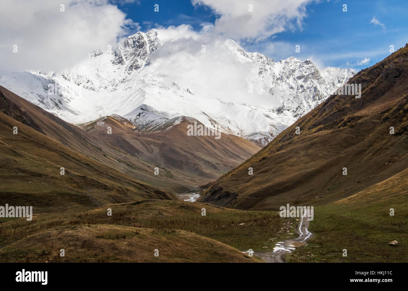 Le mont Shkhara dans le Grand Caucase ; Ushguli, Samegrelo-Zemo Svaneti, Géorgie Banque D'Images Le mont Shkhara dans le Grand Caucase ; Ushguli, Samegrelo-Zemo Svaneti, Géorgie Banque D'Images