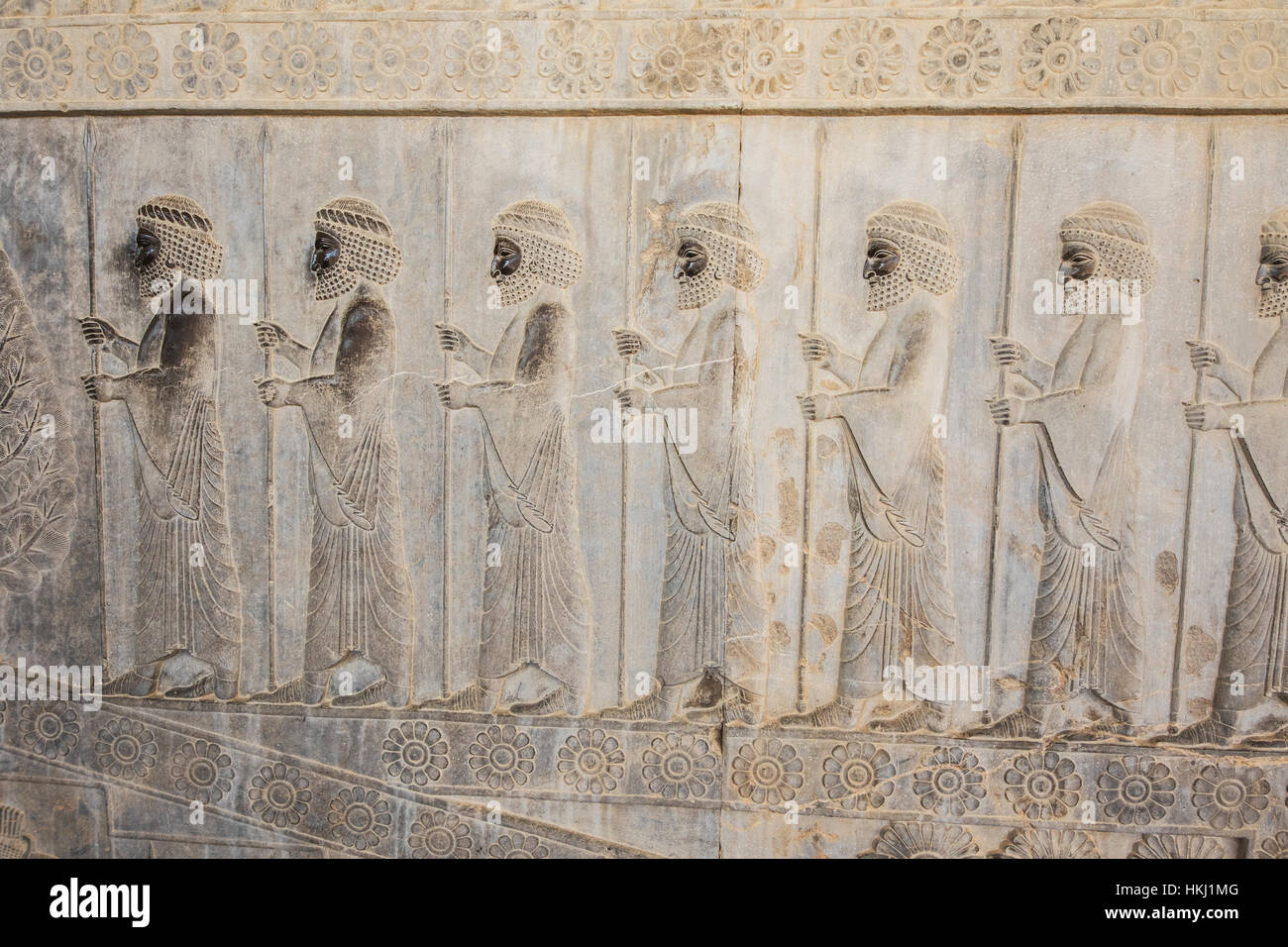 Bas-relief de gardes médian sur l'escalier est de l'Apadana ou d'une salle d'audience de Darius I, Persépolis ; la province du Fars, Iran Banque D'Images