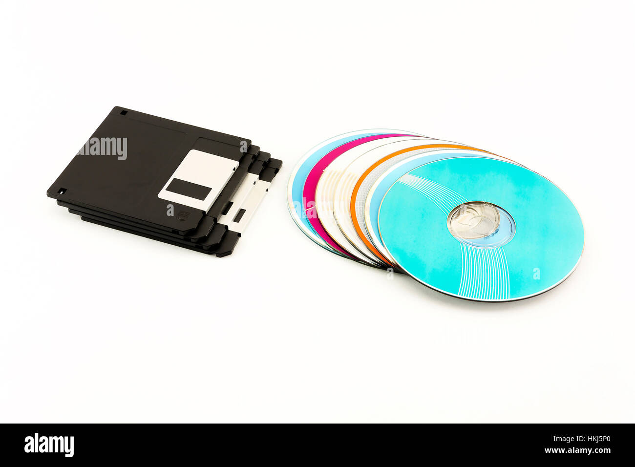 Sur un fond blanc sont 1,44 pouces disquette pour l'ordinateur et CD CD / DVD Banque D'Images