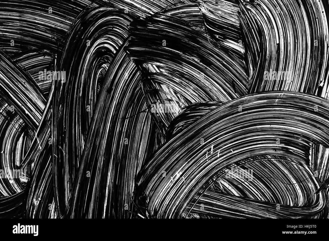 Abstract texture de fond de rénovation, coups de pinceau blanc peinture dessin sur mur noir Banque D'Images
