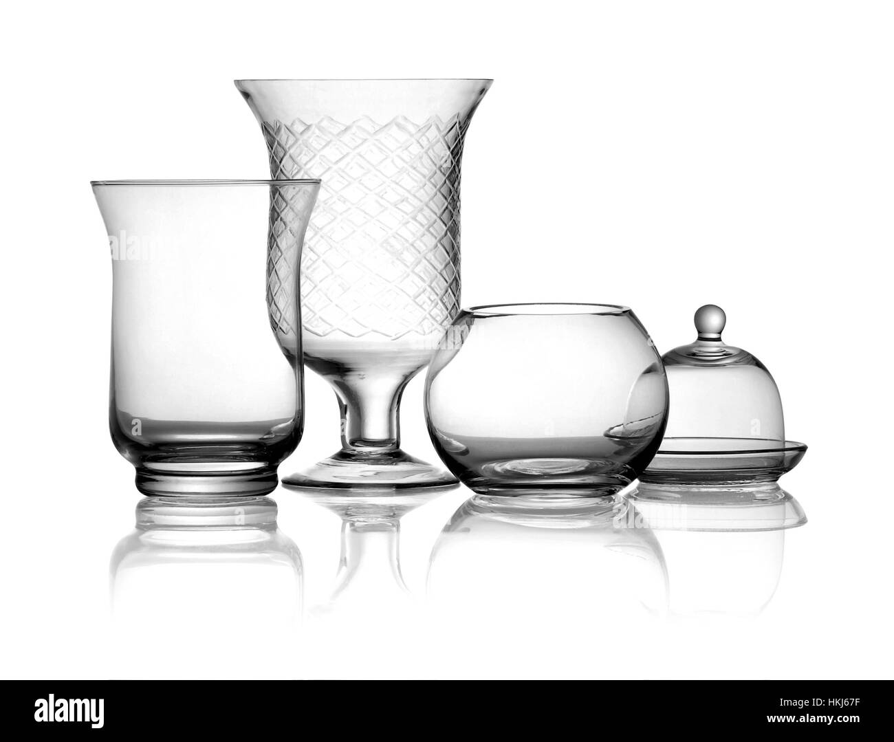 Vue avant du pot en verre transparent et ustensile de vases, avec réflexion isolé sur fond blanc Banque D'Images