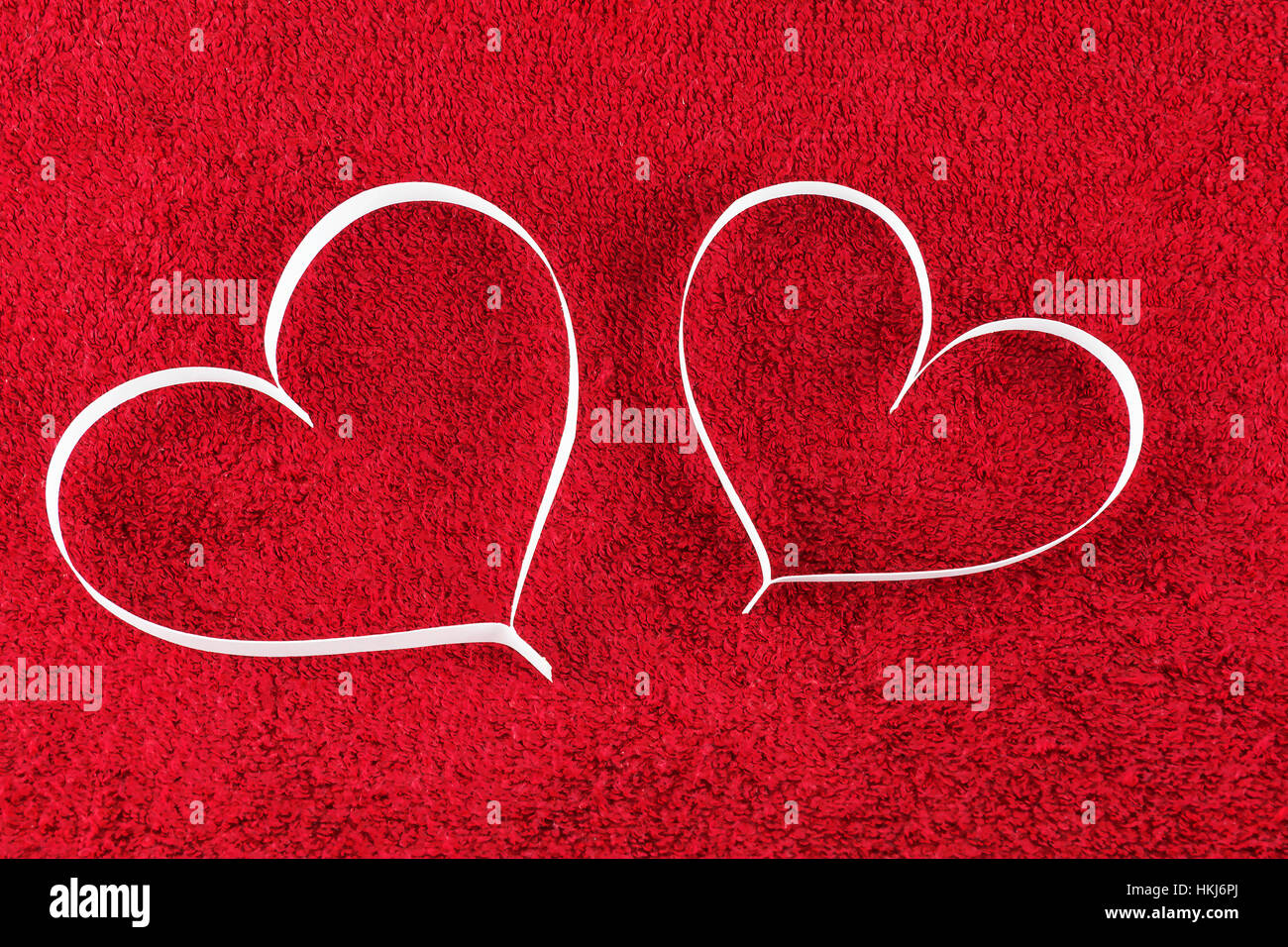 Sur la surface rouge sont deux silhouette coeur papier Banque D'Images