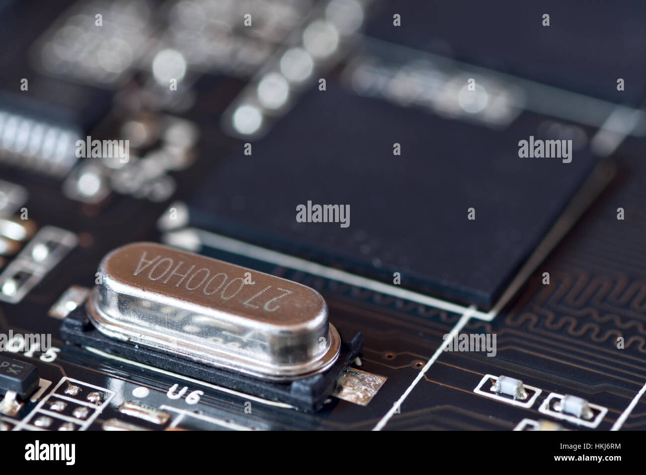 Circuit oscillateur électronique monté sur la carte mère Banque D'Images