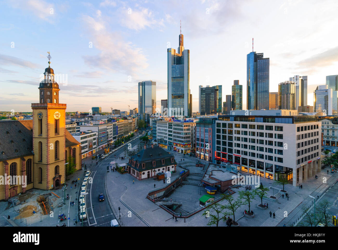 Frankfurt am Main : La vue de la Galeria Kaufhof dans le centre-ville avec les immeubles de grande hauteur des banques, le chef de la prison et la Katharinenkirche Banque D'Images