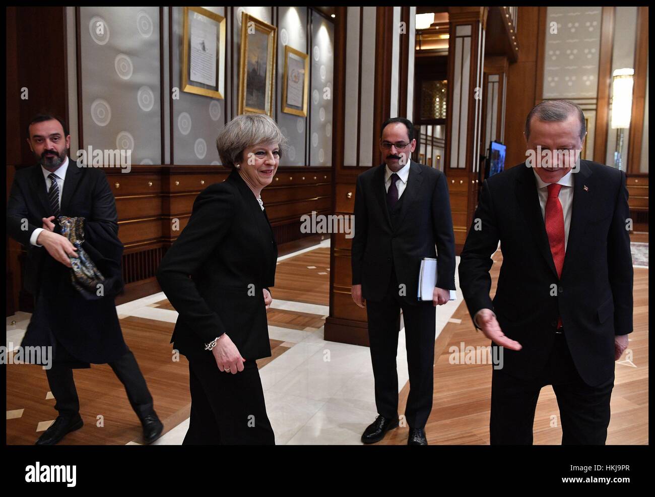 Premier ministre Theresa May est accueilli par le président de la Turquie, Recep Tayyip Erdogan (à droite) au palais présidentiel à Ankara, Turquie. Banque D'Images