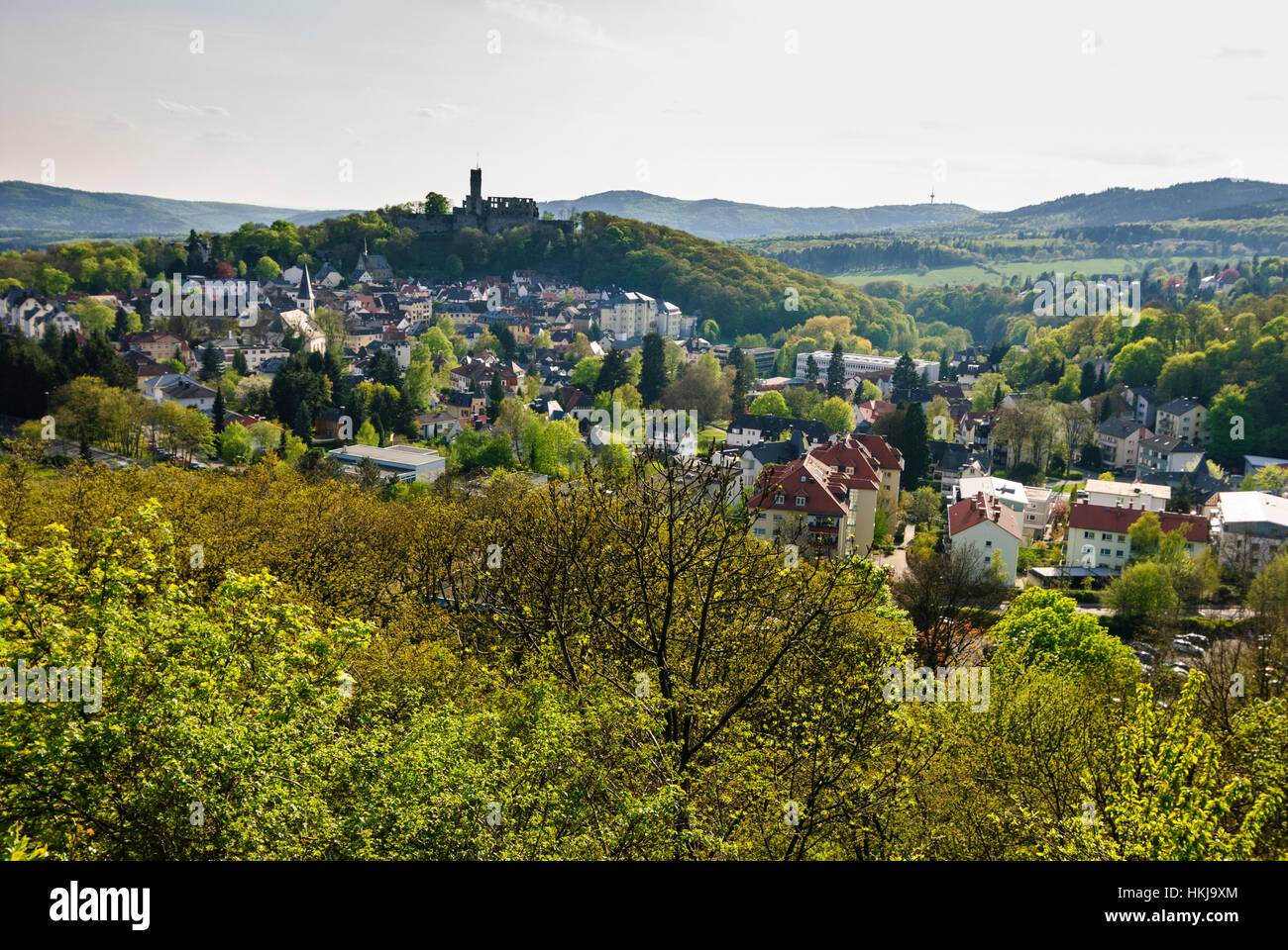 Kelkheim (Taunus) : Vue sur la ville et ruines du château de Königstein, Hesse, Hesse, Allemagne Banque D'Images