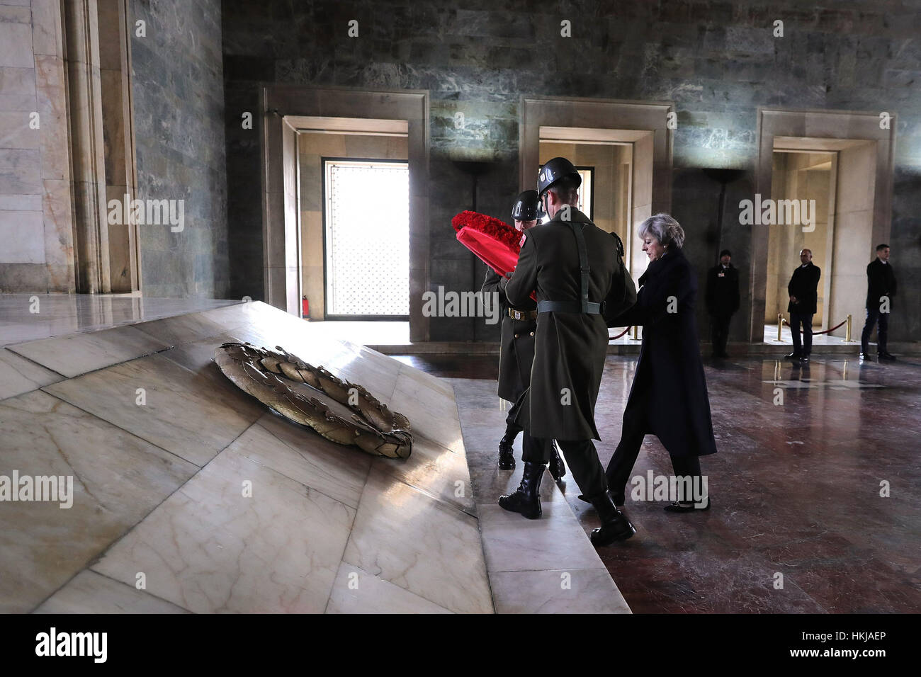 Premier ministre Theresa peut dépose une gerbe sur la tombe de Mustafa Kemal Ataturk, le fondateur de la République de Turquie à Ankara, en Turquie, avant de pourparlers avec le président du pays, M. Recep Tayyip Erdogan et du premier ministre Binali Yildirim. Banque D'Images