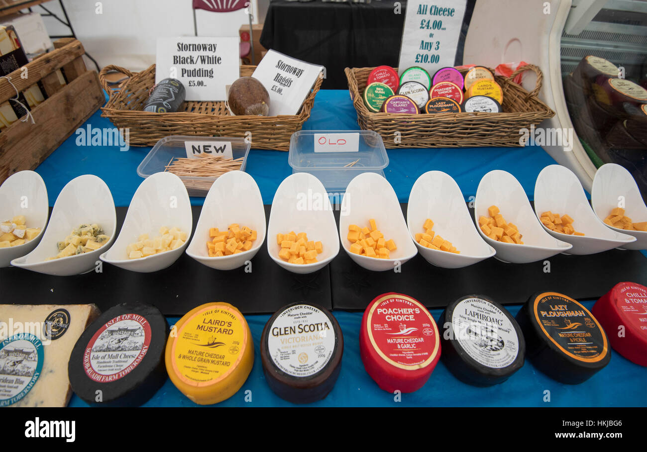 Une sélection de fromages écossais sur l'affichage dans le hall d'aliments au meilleur de l'Ouest Ecosse Argyll Inveraray Festival. Banque D'Images