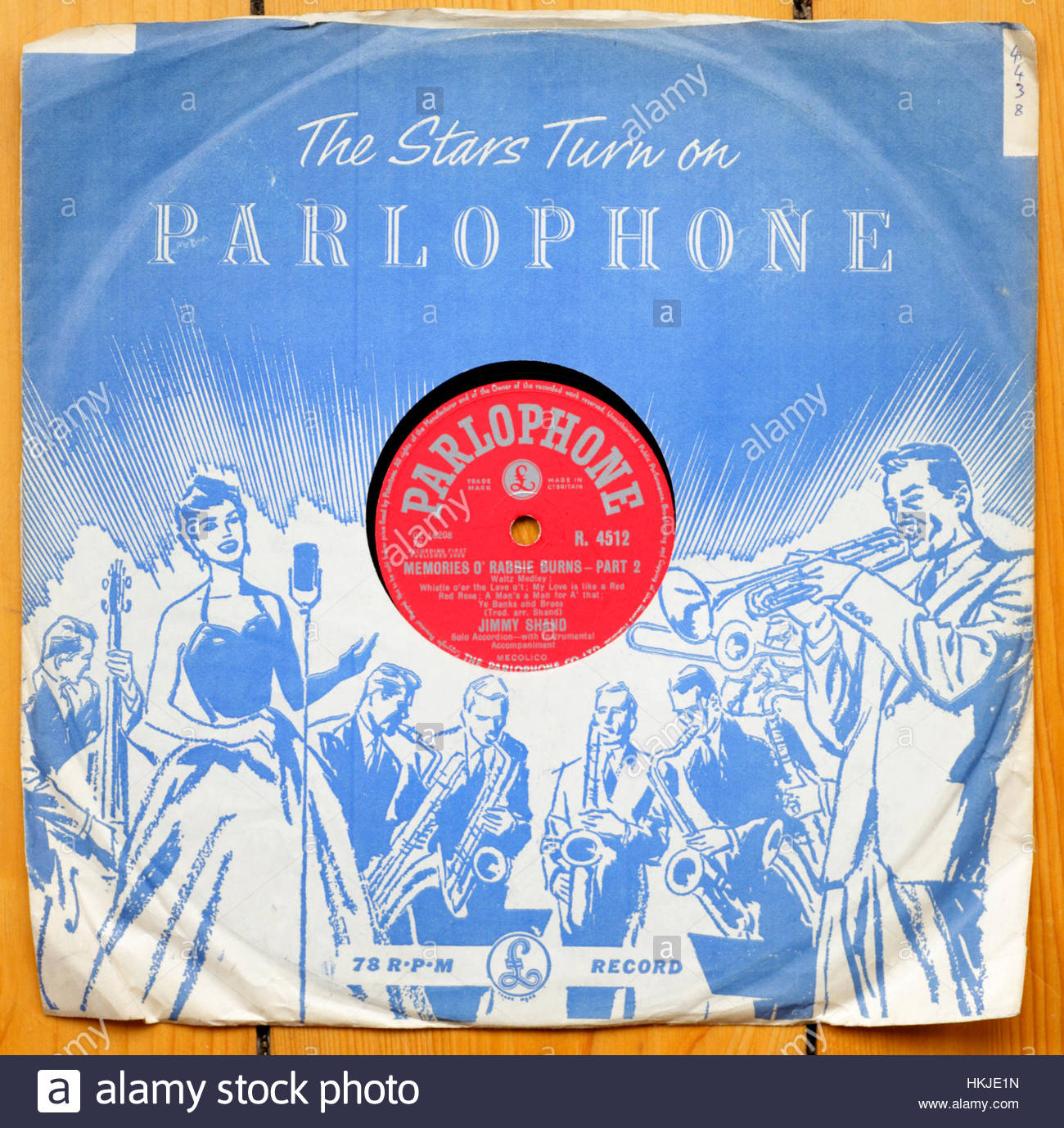 Vieux 78 tours années 50 enregistrement de gramophone dans le manchon d'origine Banque D'Images