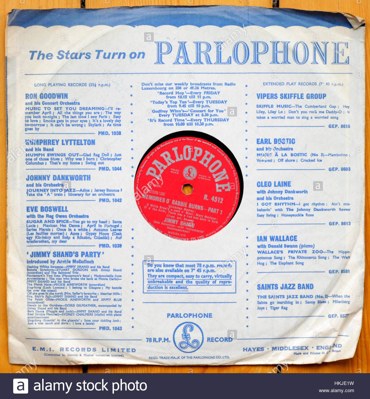 Vieux 78 tours années 50 enregistrement de gramophone dans le manchon d'origine Banque D'Images