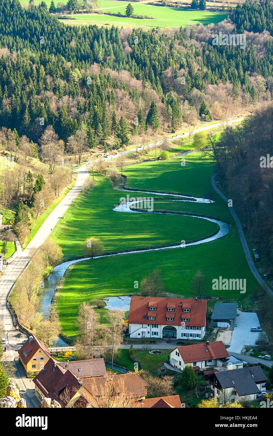 Méandre de la rivière (la Lauter) dans les grosses Lautertal Valley près de Gundelfingen, Jura souabe, Allemagne. Banque D'Images
