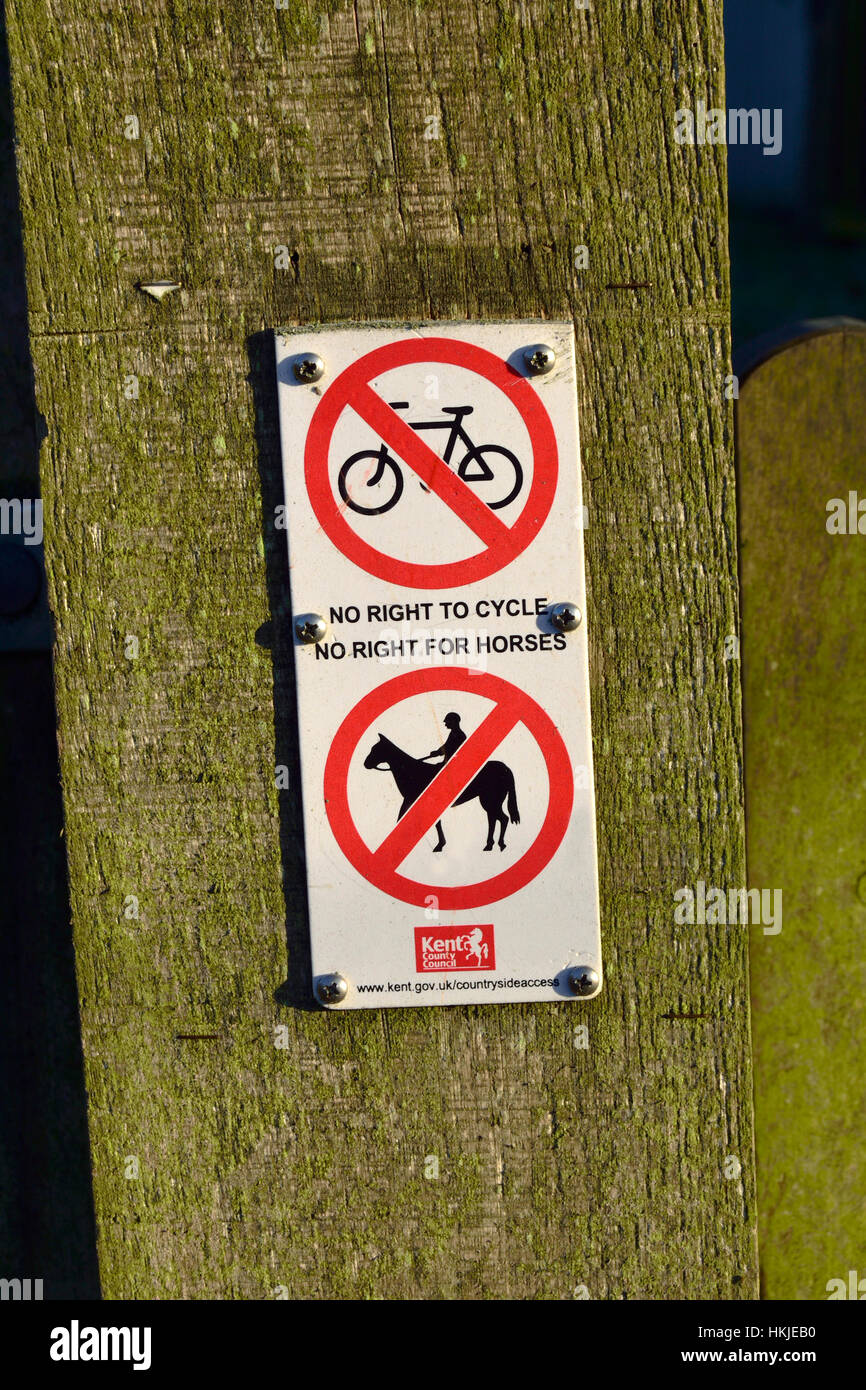 Village lâche, Maidstone, Kent, UK. Sentier Public sign - pas de vélo ou des chevaux Banque D'Images