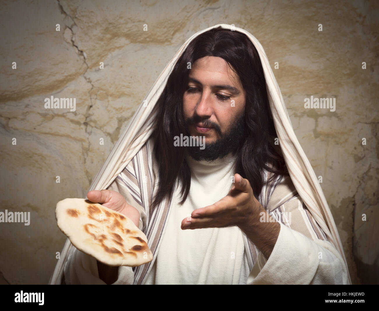 Scène de reconstitution authentique de Jésus briser le pain lors de la Cène, en disant : 'ceci est mon corps'. Banque D'Images