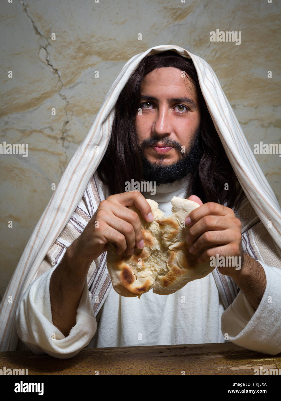 Scène de reconstitution authentique de Jésus briser le pain lors de la Cène, en disant : 'ceci est mon corps'. Banque D'Images