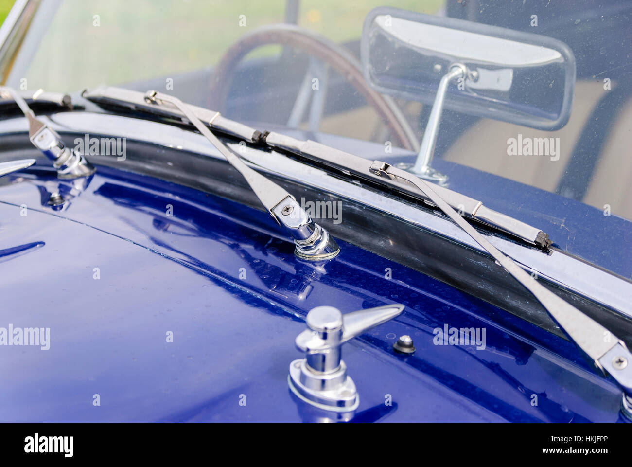 Les essuie-glaces sur une ancienne voiture de sport Photo Stock - Alamy