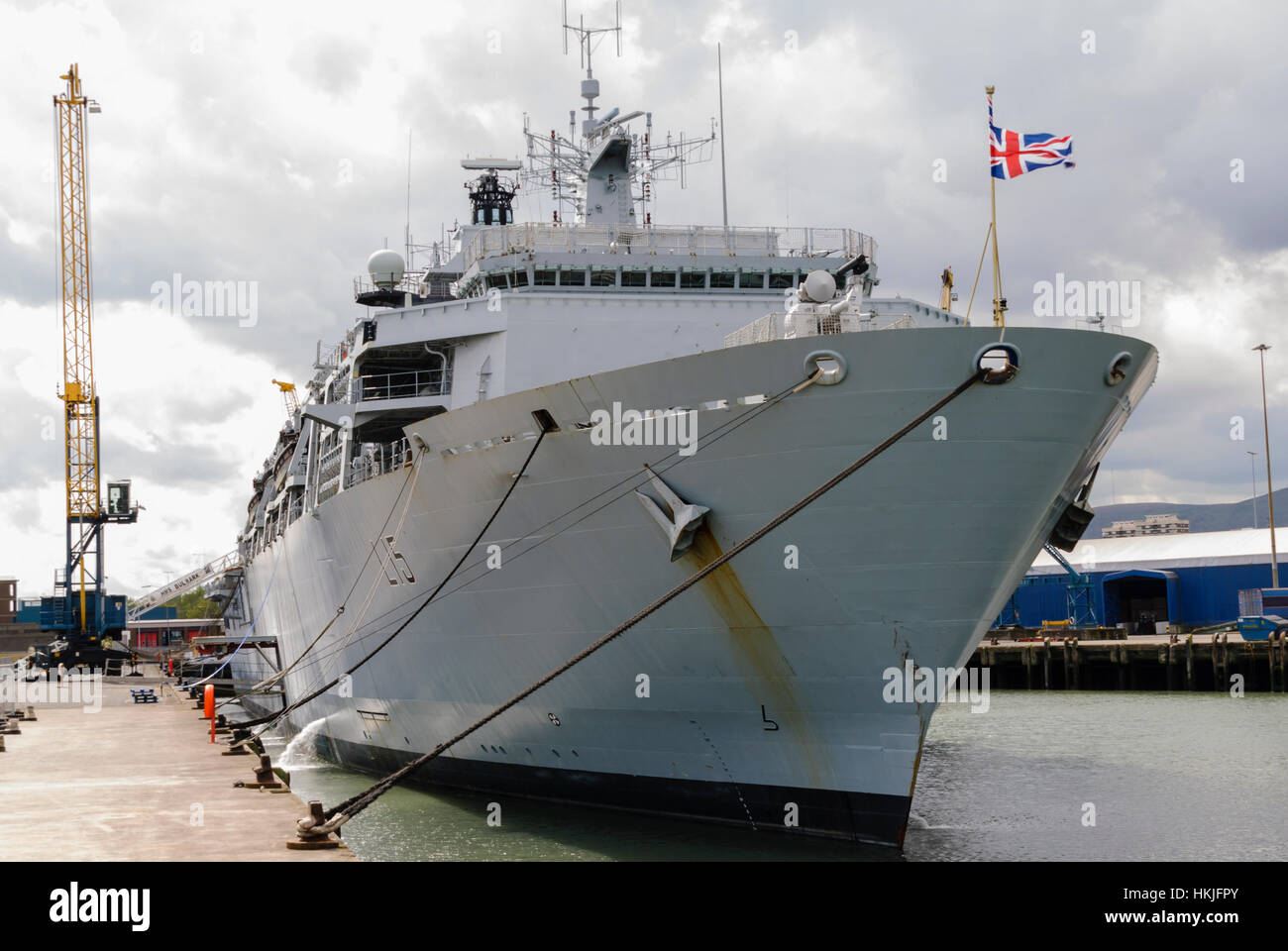Le HMS Pavois, classe Albion débarquement amphibie et voies de navire. Banque D'Images