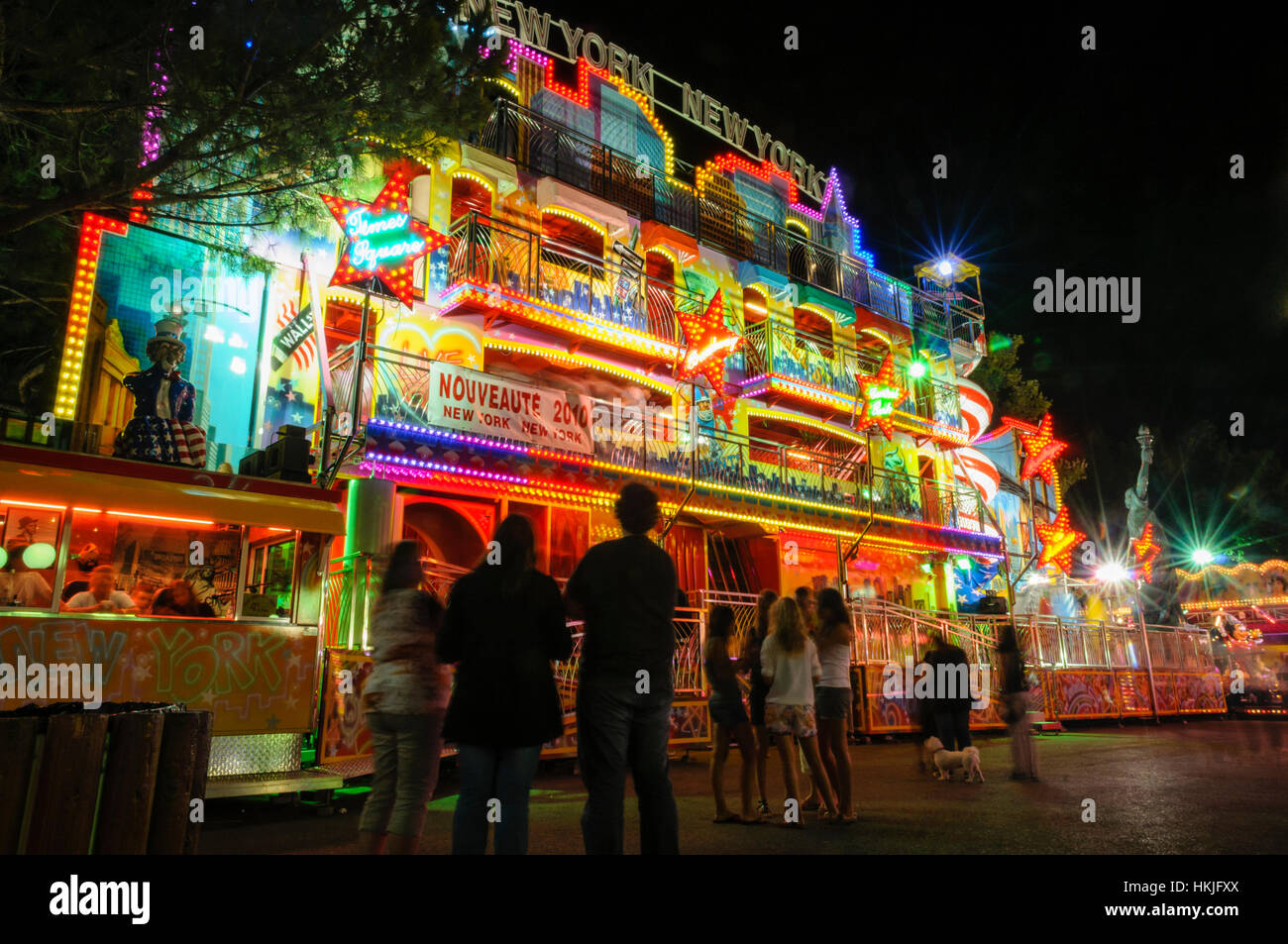 Fun House lumineux dans une fête foraine française, Antibes, France la nuit Banque D'Images