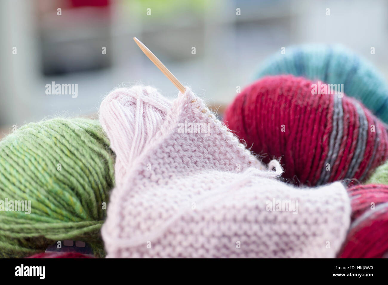 Boules de laine avec l'aiguille à tricoter en vente, Bavière, Allemagne Banque D'Images