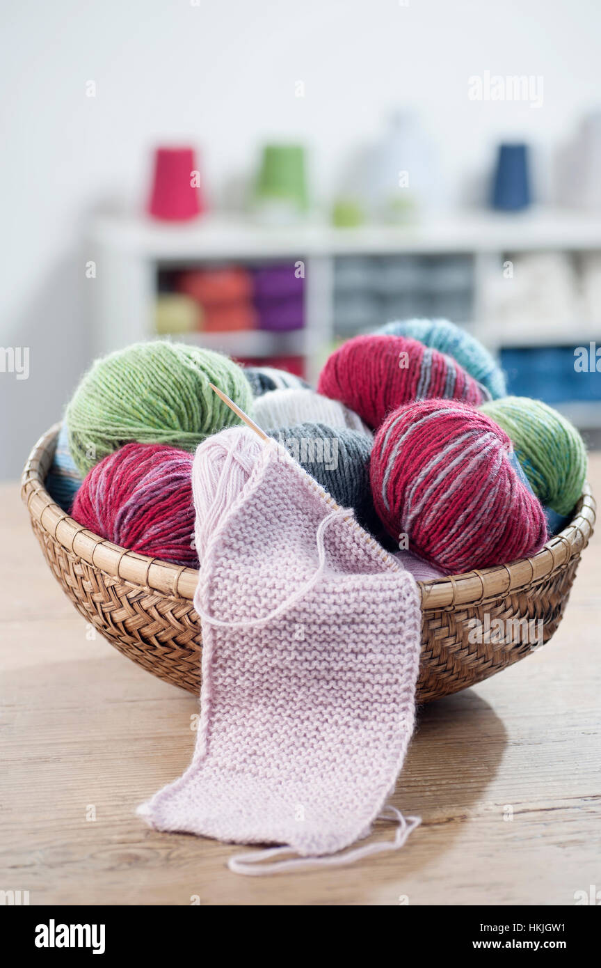 Boules de laine avec l'aiguille à tricoter en vente, Bavière, Allemagne Banque D'Images