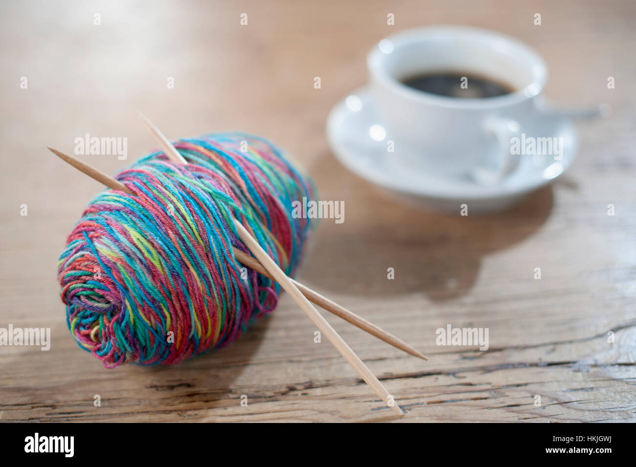 De fil en aiguille à tricoter colorées sur bois, Bavière, Allemagne Banque D'Images